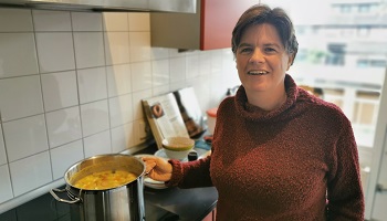 Wijkbewoners koken soep voor wijkbewoners bij de Blauwe Tomaat